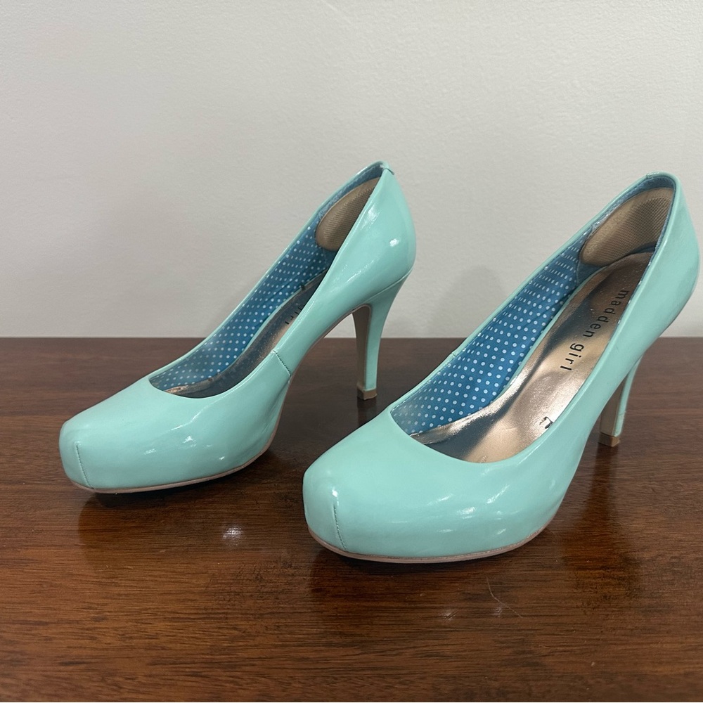 Elegant Green Stiletto Heels with Glossy Finish
